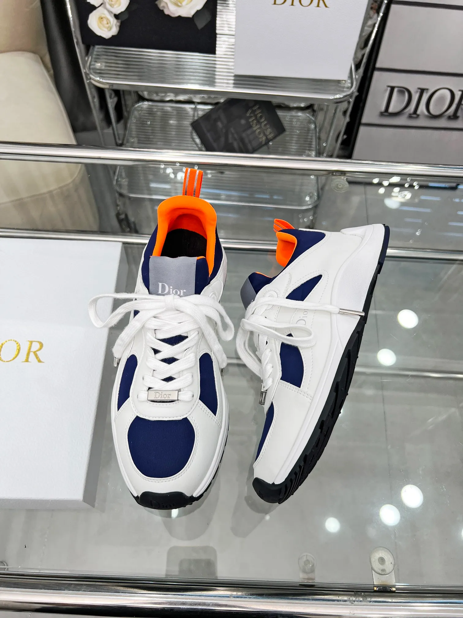 Men's shoes 💰540 Dior, the latest Star series on the show, this Dior Star dad sneaker is a new product for the fall of 2025, enriching the classic series with fashionable retro style. Carefully crafted, these Dad Shoes style shoes can be paired with casual looks all year round and follow the trend of the retro market. The Dior logo on the tongue also indicates that this pair of shoes is the B30 model! B30 uses fine-textured leather and mesh cloth materials to form a shoe body. There are conspicuous letters CD on both sides of the shoe body to indicate identity. The multiple lines on the shoe body outline the details, making the shoes look less monotonous and full of retro three-dimensionality! Code number: 40-46 Color: four colors